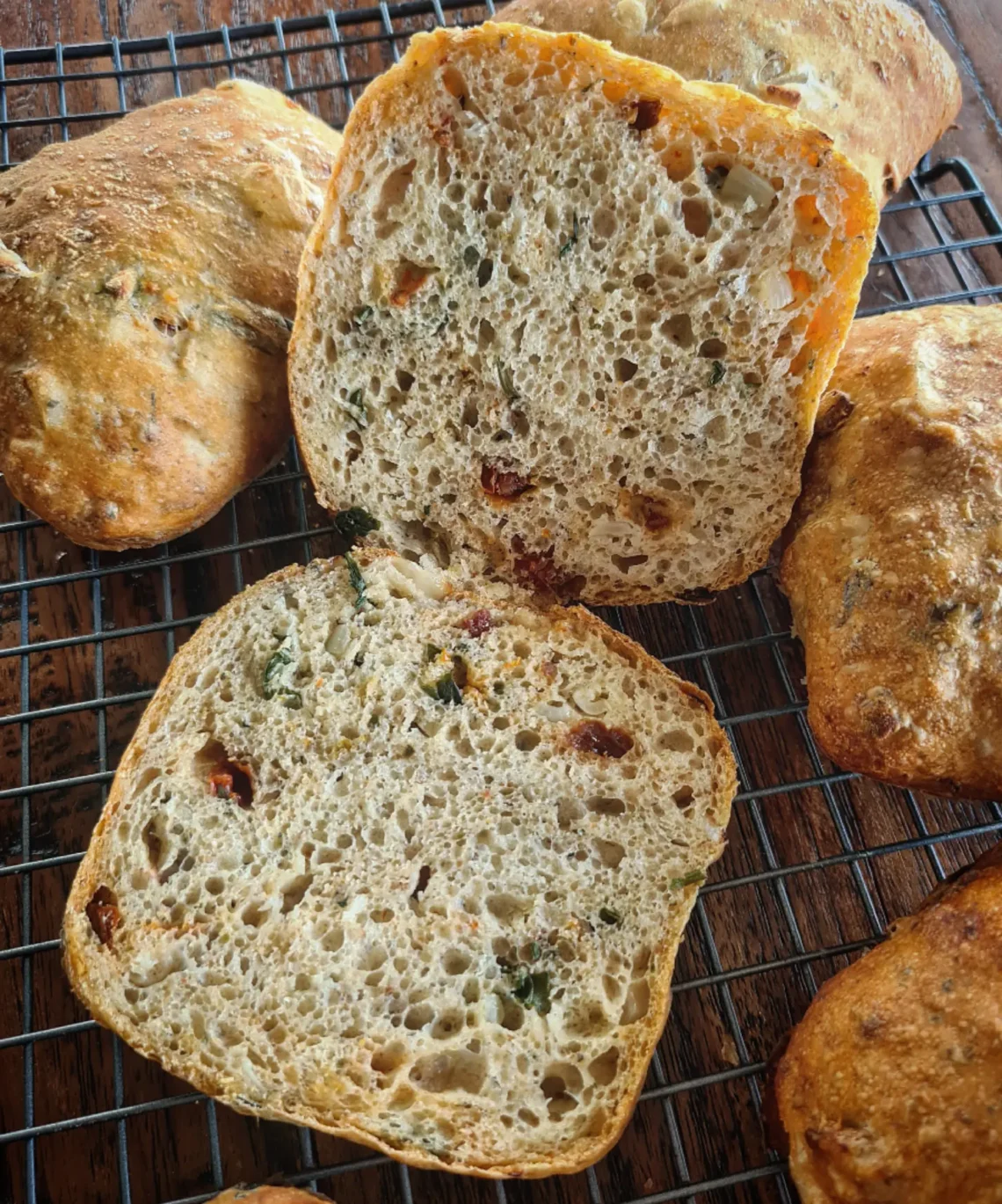 No knead broodjes met zongedroogde tomaat, knoflook, ui en basilicum