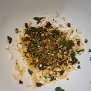 No knead broodjes met zongedroogde tomaat, knoflook, ui en basilicum
