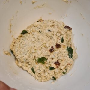 No knead broodjes met zongedroogde tomaat, knoflook, ui en basilicum