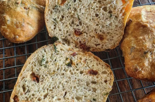 No knead broodjes met zongedroogde tomaat, knoflook, ui en basilicum