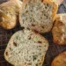No knead broodjes met zongedroogde tomaat, knoflook, ui en basilicum