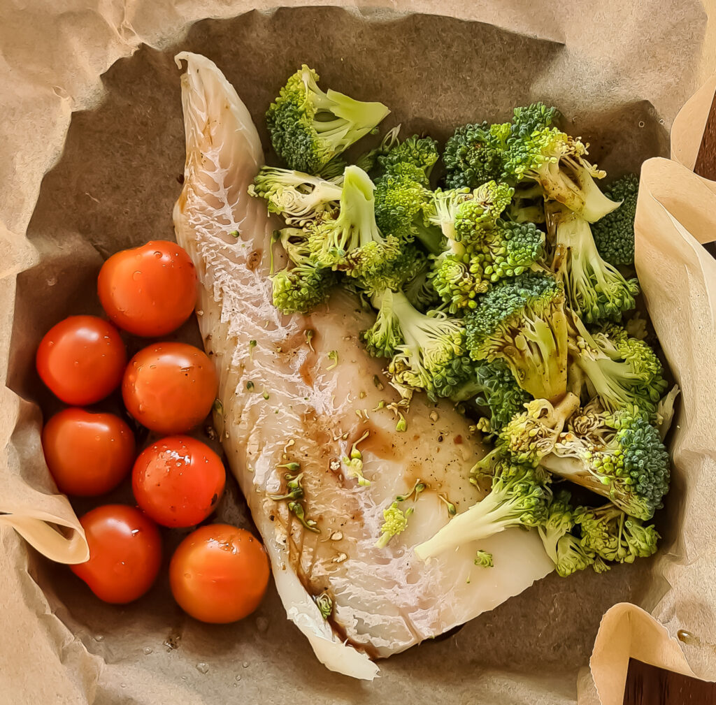 Gestoomd vispakketje met broccoli en cherrytomaten