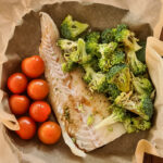 Gestoomd vispakketje met broccoli en cherrytomaten