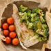 Gestoomd vispakketje met broccoli en cherrytomaten