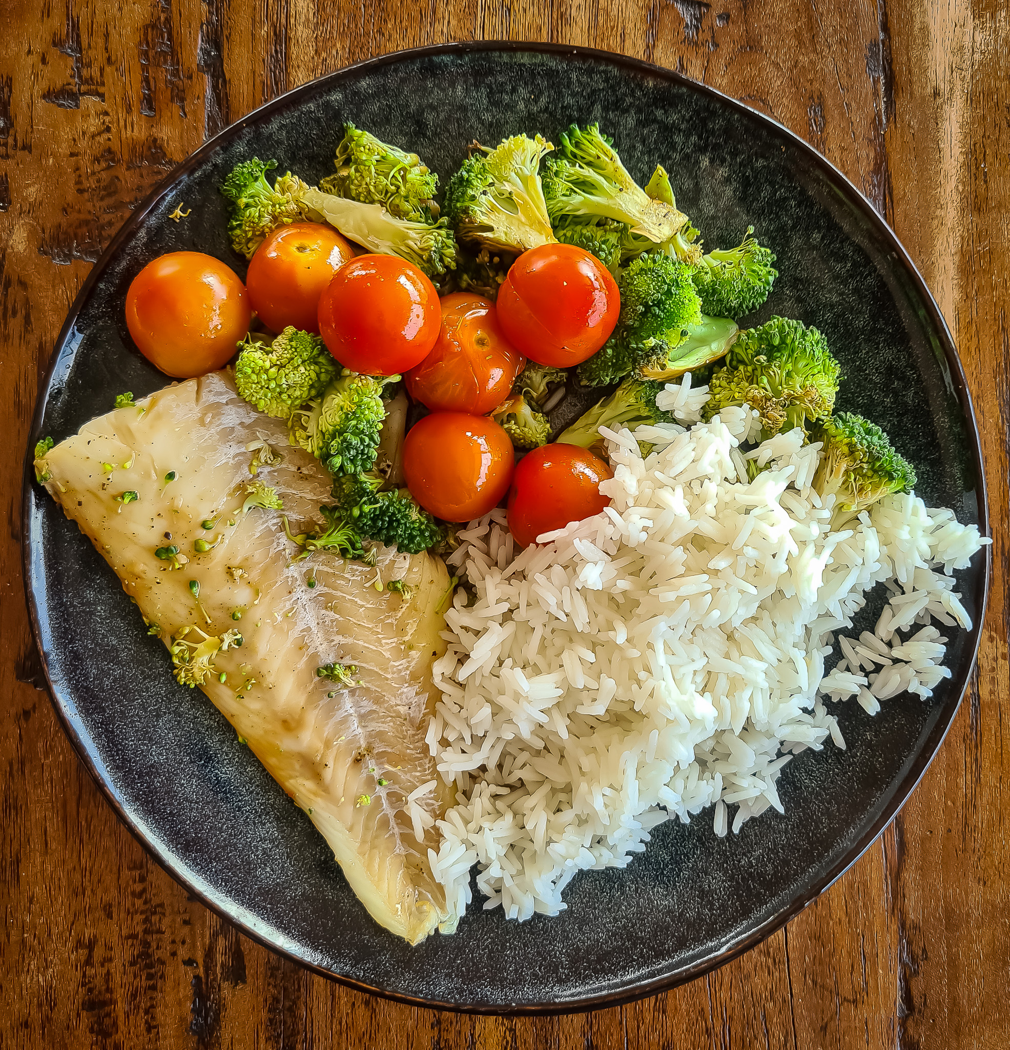 Gestoomd vispakketje met broccoli en cherrytomaten met rijst