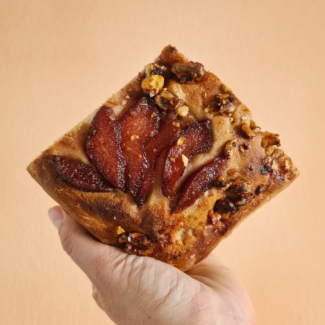 Zoete-focaccia-met-stoofpeertjes-en-walnoten