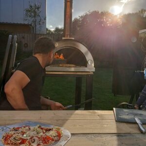 houtgestookte-pizzaoven-huren-thuis-pizza-bakken