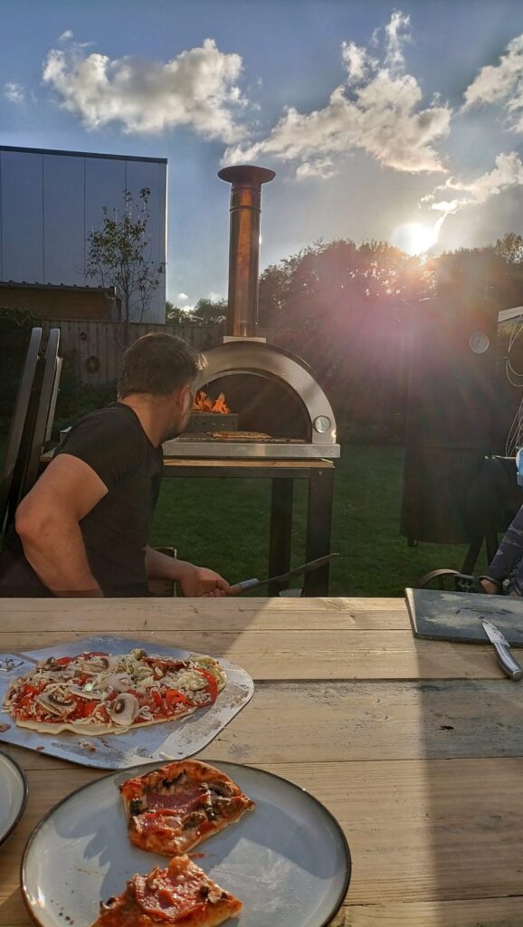pizzaoven-huren-raalte-thuis-pizza-bakken
