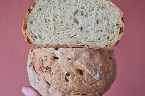 Mosterdbrood met komijnzaad en ui