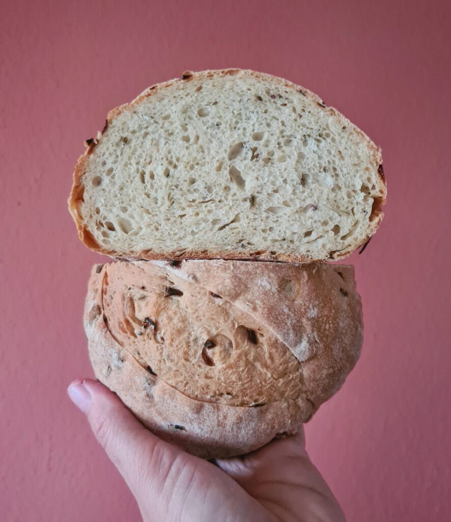 Mosterdbrood met komijnzaad en ui