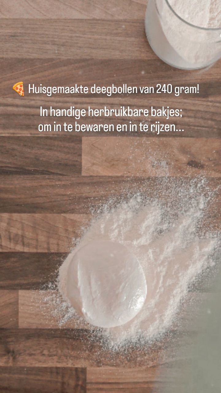 🍕 Ambacht in een bakje! 🍕 

Onze huisgemaakte pizzadeegbollen van 240 gram worden met de hand gemaakt en krijgen minimaal 48 uur de tijd om te rusten en rijzen. Zo ontwikkelt het deeg smaak, structuur en elasticiteit die je van échte pizza verwacht.

Diepgevroren verkrijgbaar bij ons aan de zaak, vacuüm verpakt of in handige herbruikbare bakjes. Thuis haal je ze uit de vriezer, laat je ze 4-5 uur op kamertemperatuur ontdooien én rijzen… en bak je de lekkerste pizza’s, gewoon bij jou thuis.

Wie bakt 'm vanavond? 🔥

#huisgemaakt #ambachtelijk #pizzadeeg #duurzaam #pizzaparty #deegbollen #pizzaoven #pizzalovers #lekkereten #pizzadeegkopen #pizzaoven #tuinfeest #pizzafeest #foodtrucklife #raalte #pizzaovenhuren
