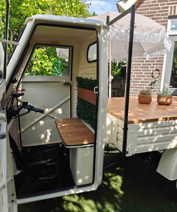 Binnenkant-elegante-foodtruck-empolini-milano