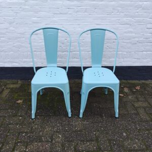 tuinfeestdecoratie-lichtblauwe-gekleurde-stoelen-huren-festivalbruiloft-zwolle