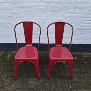 cherry-donkerrode-gekleurde-stoelen-huren-bruiloftdecoratie-overijssel