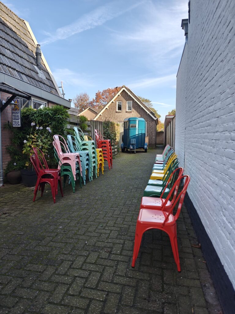 gekleurde-stoelen-huren-overijssel-festivalsfeer-decoratie-aankleding
