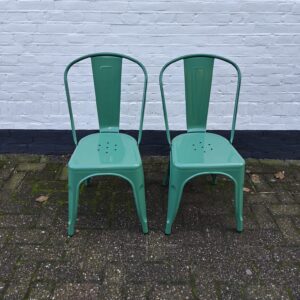 Festivaldecoratie-groene-gekleurde-stoelen-huren-bruiloftdecoratie-overijssel