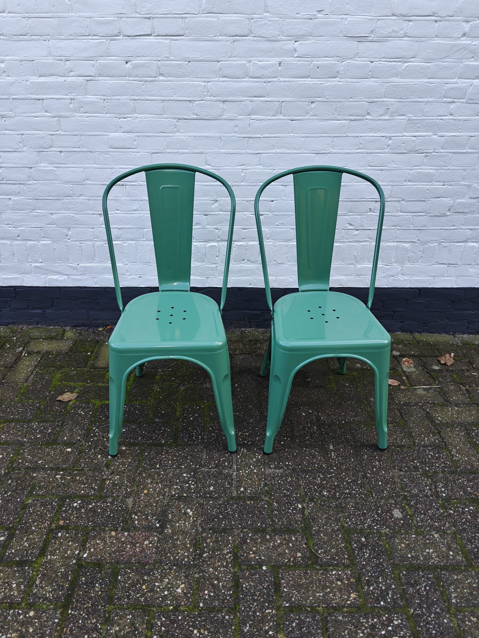 Festivaldecoratie-groene-gekleurde-stoelen-huren-bruiloftdecoratie-overijssel