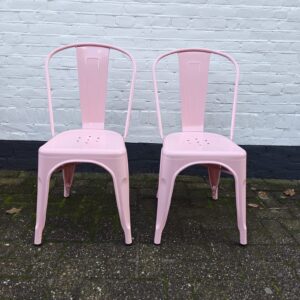 Romatische-stoelen-huren-roze-gekleurde-stoelen-huren-festivalbruiloft-zwolle
