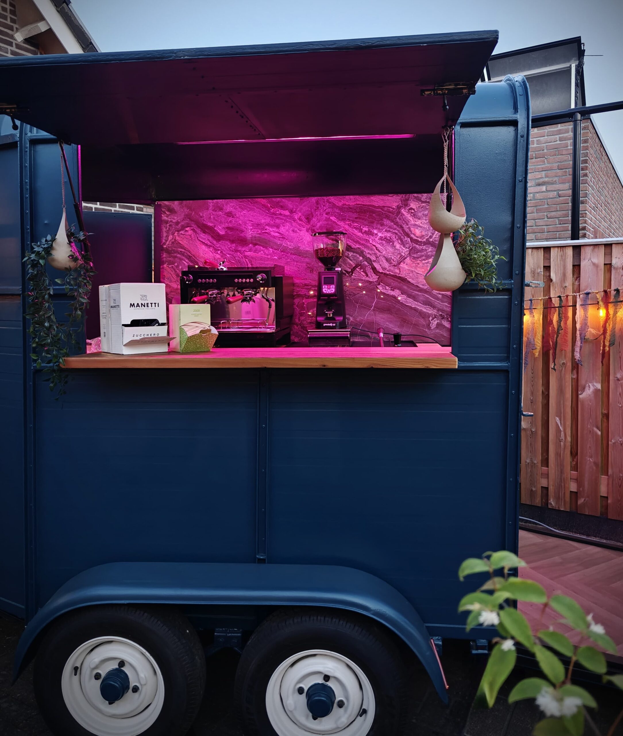 paardentrailer-foodtruck-op-tuinfeest-met-koffiemachine-huren